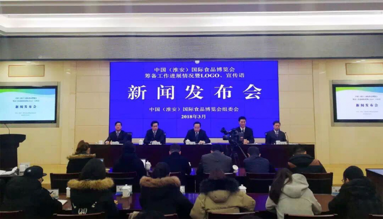服装发布会策划：选用的宣传语“香悦食博 醉美淮安”