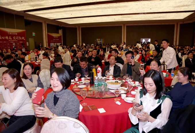 舞美设计：演绎满蕴未来气息的光影协奏曲 各色的精彩表演