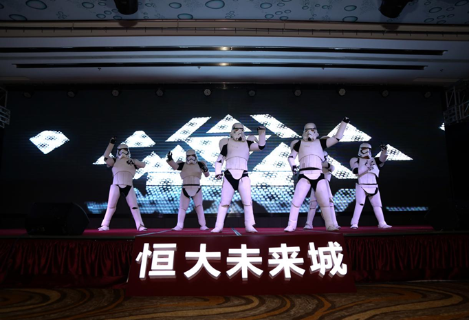 舞美设计：演绎满蕴未来气息的光影协奏曲 各色的精彩表演