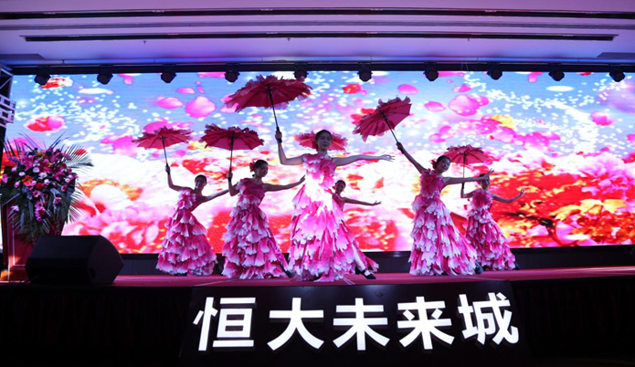 舞美设计：演绎满蕴未来气息的光影协奏曲 各色的精彩表演