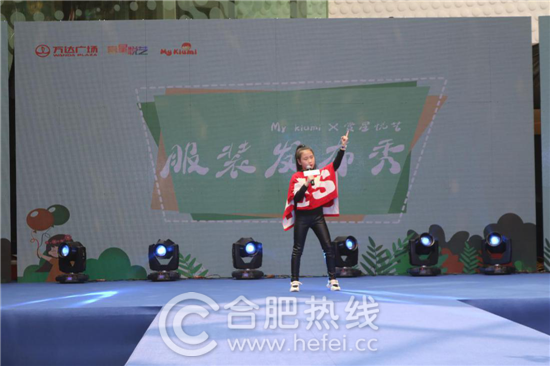 舞台感实足，自信的表情，整个场面被成功hold住