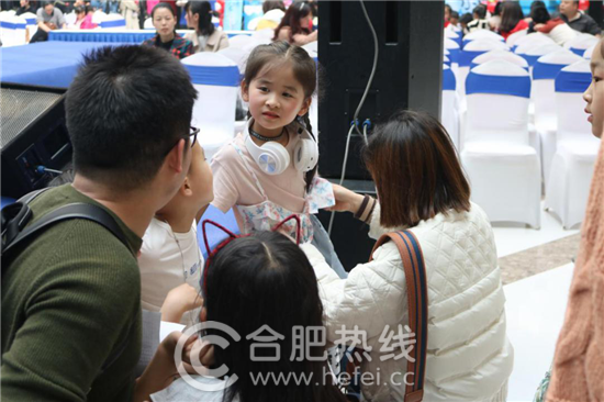 指导老师正在给小宝贝们讲解走秀的技术要领和相关事宜