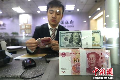 4月8日，中国央行公布的数据显示，中国3月外汇储备 3.143万亿美元，略低于预期的3.146万亿美元，高于3.1345万亿美元的前值。图为4月7日，山西太原，银行工作人员正在清点货币。 中新社记者 张云 摄