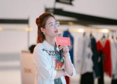舞美设计：   设计师以年轻的态度探索、创造属于时代的经典