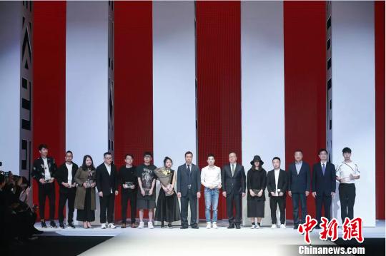 第三届“福建省十佳服装设计师”颁奖仪式。(主办方供图) 钟欣 摄