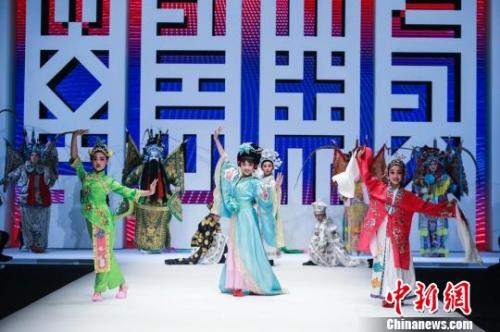 4月17日晚举行的2018中国石狮国际时装周开幕秀结合京剧、高甲戏等多种形式，为现场观众带来一次新颖的时尚洗礼。（主办方供图）　钟欣　摄
