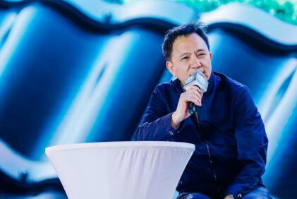 年会活动策划：但是它的不同尺寸、不同款式、不同颜色都极大地提升了装饰效果