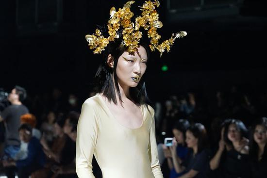 服装发布会策划：第一次出现在大家视线中的是品牌的开篇大模郑伊！登上国际顶级品牌Armani的首位亚洲超模李婷