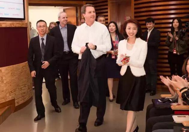  李曦带领团队，邀请并全程安排沃尔玛CEO董明伦访问京东总部